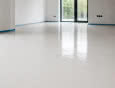 Jak sprawnie wyrównać podłogę pod panele i płytki?