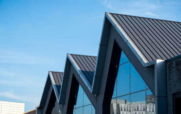 Dobór pokrycia do kąta nachylenia dachu. Uniknij kosztownych błędów!